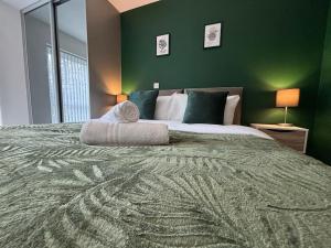 sypialnia z dużym łóżkiem i zieloną ścianą w obiekcie Luxury Canal-side Apartment, Hemel Hempstead, Free parking, Perfect for Contractors w mieście Hemel Hempstead