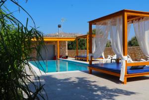 The swimming pool at or close to Traounou Serenity Villa