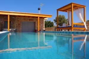 The swimming pool at or close to Traounou Serenity Villa