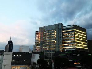 ein hohes Gebäude mit Licht in einer Stadt in der Unterkunft Cerca de hospital infantil wtc centrico y seguro! in Mexiko-Stadt