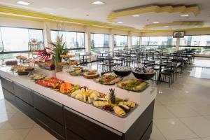 una línea de buffet con muchos tipos diferentes de comida en Havana Palace Hotel II, en Uberaba