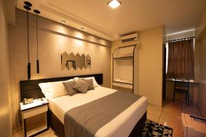 een slaapkamer met een groot bed in een kamer bij Havana Palace Hotel II in Uberaba