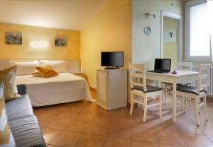 A television and/or entertainment centre at Agriturismo Il Brugnolo