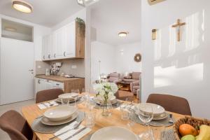een keuken en eetkamer met een tafel en stoelen bij Apartman Adriatic in Rijeka