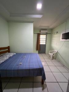 - une chambre avec un lit et une télévision dans l'établissement Hotel Shalon, à Rio Branco