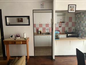 een keuken met witte kasten en een aanrecht bij Piso 5 Con estacionamiento - Sin Ascensor in Copiapó