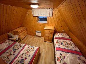 Ένα ή περισσότερα κρεβάτια σε δωμάτιο στο Zuberské dreveničky