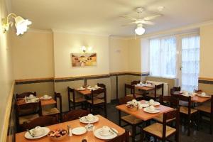 Restaurace v ubytování Elmwood Hotel