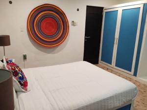 um quarto com uma cama e um alvo na parede em T´úubul K´iin Bed & Breakfast em Mérida