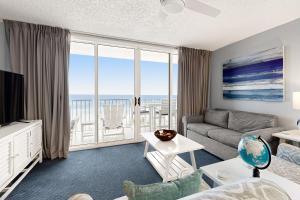 een woonkamer met uitzicht op de oceaan bij Island Princess 411 in Fort Walton Beach