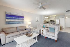 een woonkamer met een bank, 2 stoelen en een tafel bij Island Princess 411 in Fort Walton Beach