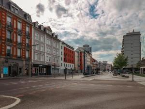 an empty street in a city with buildings at Grand Appartement 8 personnes - parking gratuit in Mulhouse