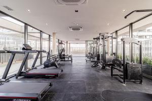 un gimnasio con varias cintas de correr y máquinas cardiovasculares en House of Charlie Pinheiros, en São Paulo