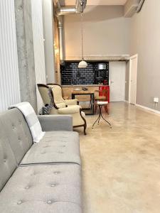 uma sala de estar com um sofá e uma mesa em Loft Industrial 22 em Múrcia