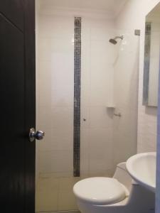 een badkamer met een douche, een toilet en een wastafel bij Apto amoblado barrio Los Alpes Cartagena in Cartagena