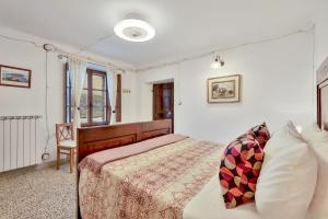 - une chambre avec un lit, une chaise et une fenêtre dans l'établissement Un'Ottima Annata B&B, à Montedivalli Chiesa