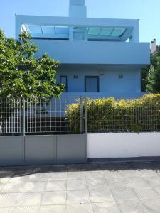 ein Zaun vor einem Haus in der Unterkunft Mina’s Villa, 200m from the beach in Porto Rafti