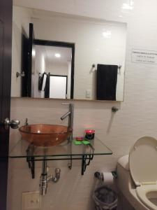 Un baño de Apto amoblado barrio Los Alpes Cartagena