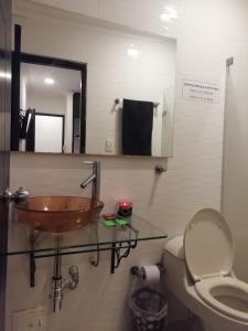 een badkamer met een wastafel en een toilet bij Apto amoblado barrio Los Alpes Cartagena in Cartagena