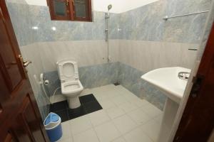 uma casa de banho com um WC e um lavatório em Stellar Inn em Peradeniya