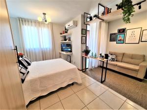 un soggiorno con un letto e un divano di Life 307f Fake · Life Resort, reformado, lindo a Brasilia