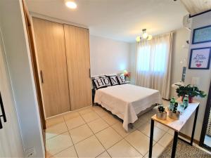 una piccola camera da letto con un letto e un tavolo di Life 307f Fake · Life Resort, reformado, lindo a Brasilia