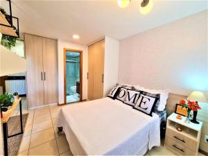 una camera da letto con un letto e un tavolo con dei fiori sopra di Life 307f Fake · Life Resort, reformado, lindo a Brasilia