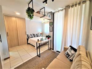 un soggiorno con un divano e un tavolo di Life 307f Fake · Life Resort, reformado, lindo a Brasilia