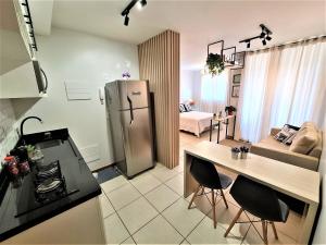 una cucina e un soggiorno con frigorifero e tavolo di Life 307f Fake · Life Resort, reformado, lindo a Brasilia Altre 25 foto