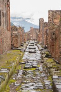Une allée dans les ruines de l'ancienne ville dans l'établissement Natural Mente, à Pompéi