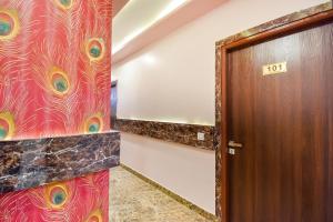 een hal met een deur met pauwenbehang bij OYO Flagship Hotel Classico Inn in Jaipur
