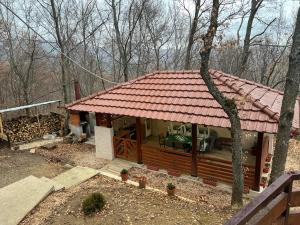 una piccola cabina con tetto rosso nel bosco di Mountain Vila in Ponikva a Kočani