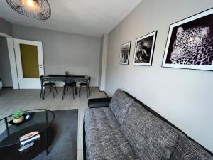 een woonkamer met een bank en een tafel bij Apartment Central 10E 90qm Wi-Fi free Parking calm back house in Dortmund