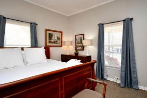 1 dormitorio con cama y ventana en Comfy Cottage: Minutes from Main St, Private Yard en Greenville