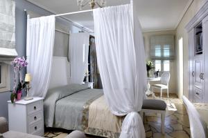A bed or beds in a room at Dafnoudi Hotel Apartments