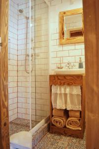 a bathroom with a sink and a shower at Agroturystyka Smolnikowe Klimaty in Smolnik