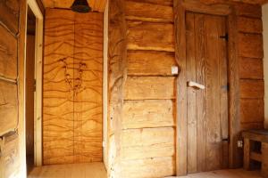 um quarto vazio com uma parede de madeira e uma porta em Agroturystyka Smolnikowe Klimaty em Smolnik