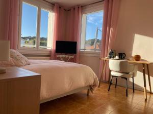 a bedroom with a bed and a desk with a chair at Chambre emplacement idéal in Sanary-sur-Mer