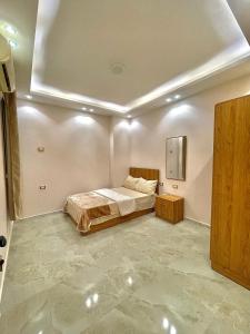 マンスーラにあるMASA HOTEL APARTMENTのベッドルーム1室(ベッド1台、天井テレビ付)