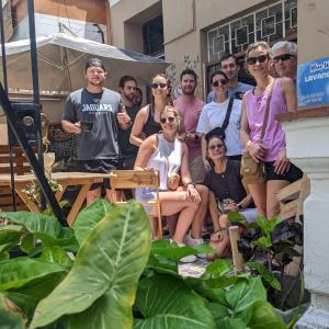 un grupo de personas posando para una foto en un jardín en Hospedaje Boutique Albergue Verde, en Lima