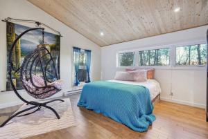 ein Schlafzimmer mit einem Bett und einem großen Wandgemälde in der Unterkunft Cozy and beautiful chalet in Harrington