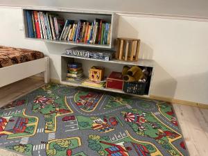 Habitación infantil con estante de libros y alfombra en Jawa Organik, en Sontheim an der Brenz