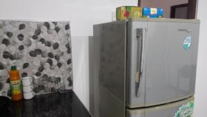 ウェリガマにあるMorning Glory Villaの小型冷蔵庫付きのキッチン(カウンター付)