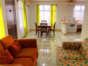 - un salon avec un canapé et une table dans l'établissement Tropical Housing by El Rodeo - Calle El Manglar, à Puerto Jiménez