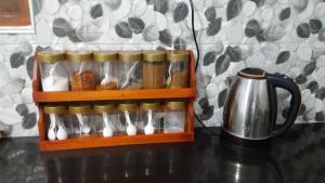 ウェリガマにあるMorning Glory Villaの木製の棚(スプーン付)、カウンターのポット +56枚の写真