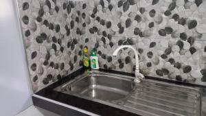 ウェリガマにあるMorning Glory Villaの- キッチンシンク(蛇口、ボトル2本付)