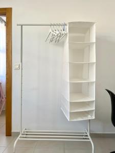 un armario blanco con estanterías blancas en una habitación en Apartamento San Juan 3 en Murcia