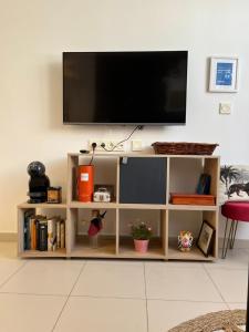centrum rozrywki z telewizorem na górze w obiekcie Apartamento San Juan 3 w Murcji