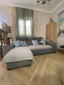 a living room with a couch and a table at Casa El Capitán in Málaga