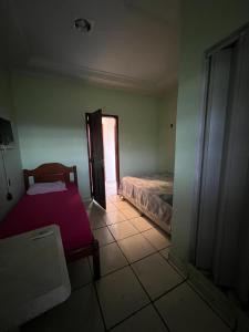 - une chambre avec un lit et une porte menant à une pièce dans l'établissement Hotel Shalon, à Rio Branco